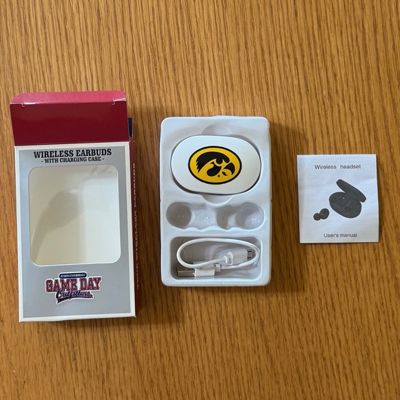 Game Day Outfitters "IOWA" Wireless Earbuds - Picture 3 of 8
